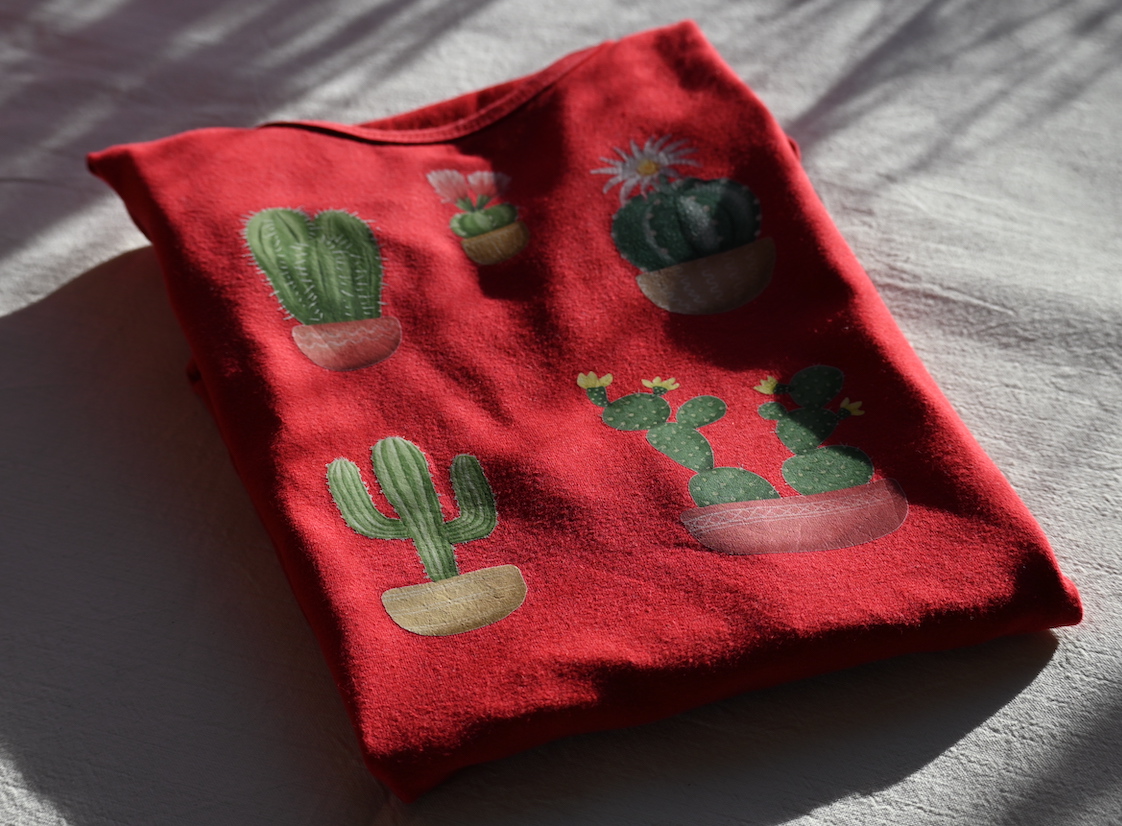 Tričko s nažehlenými obrázky kaktusů